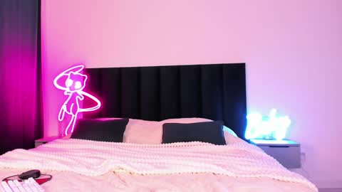 Emi online show from December 2024 11:18:02 PM