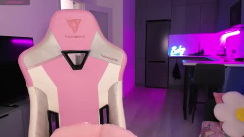 Emi online show from October 2025 04:07:02 PM