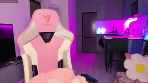 Emi online show from October 2025 04:08:02 PM