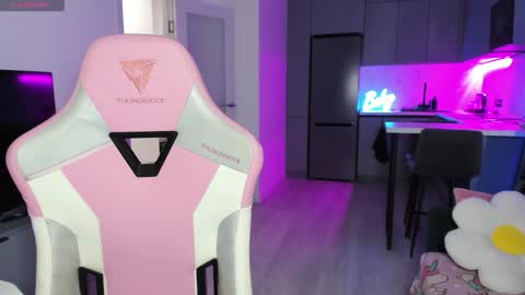 Emi online show from November 2025 06:07:02 PM