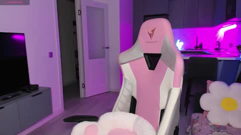 Emi online show from December 2025 04:11:01 PM