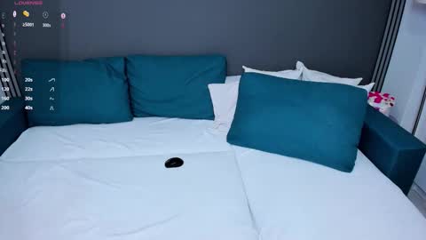 Christal online show from November 2025 08:30:02 PM