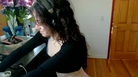 Mia online show from March 2025 07:23:01 PM