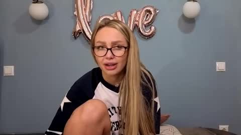 Snapshot of xsexycouples chatting on March 2025 11:26:01 PM AnnaMaee online show from March 2025 11:26:01 PM