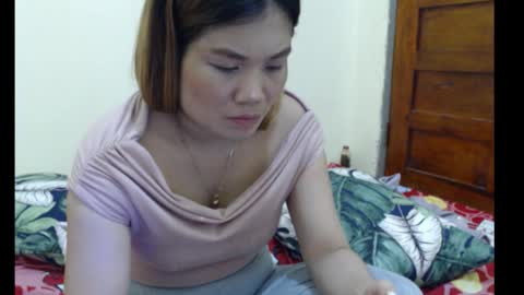 Snapshot of xsexyhotmomma69x chatting on February 2026 02:32:02 PM merayel online show from February 2026 02:32:02 PM
