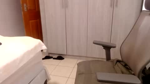 spykeXtee online show from February 2025 04:59:01 AM