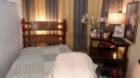 Snapshot of xxxmiss_cathyxxx chatting on May 2026 06:52:01 AM QUEENCY online show from May 2026 06:52:01 AM