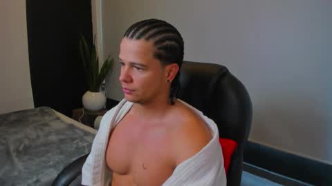 Snapshot of yanka_max1 chatting on November 2025 12:05:02 PM new here online show from November 2025 12:05:02 PM