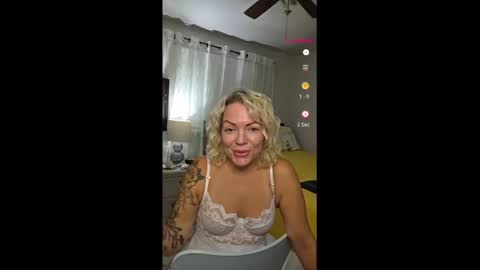 Yogiblondebangme online show from October 2025 01:14:01 AM