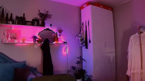 Snapshot of yoka_paradoxxx chatting on May 2026 09:28:01 AM yoka_paradoxxx online show from May 2026 09:28:01 AM