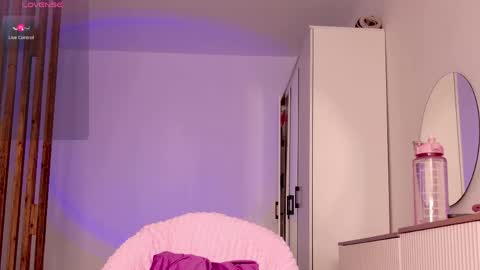 Julia 3 online show from April 2026 03:39:02 PM