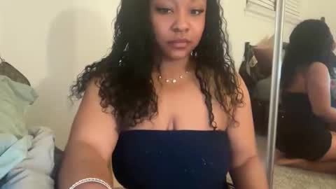 Snapshot of yourmommysilk chatting on March 2026 04:07:02 AM YOURMOMMY online show from March 2026 04:07:02 AM