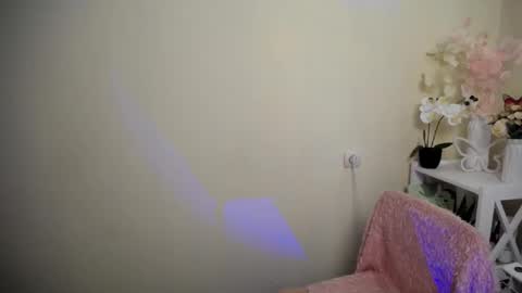 Snapshot of yours_piece_of_happiness_ chatting on February 2026 06:40:01 AM Happy online show from February 2026 06:40:01 AM