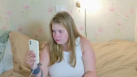 Snapshot of yumm_lolly chatting on July 2026 05:40:02 PM Polly online show from July 2026 05:40:02 PM