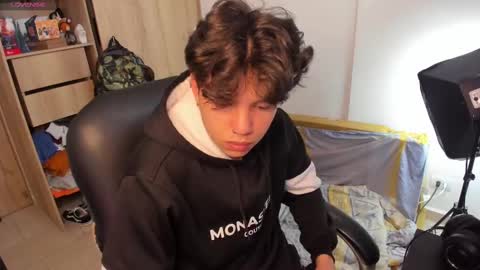 yurii_moody online show from October 2025 06:38:02 PM