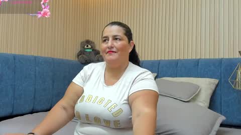 Snapshot of zara_milf_ chatting on April 2026 12:14:02 PM zara online show from April 2026 12:14:02 PM