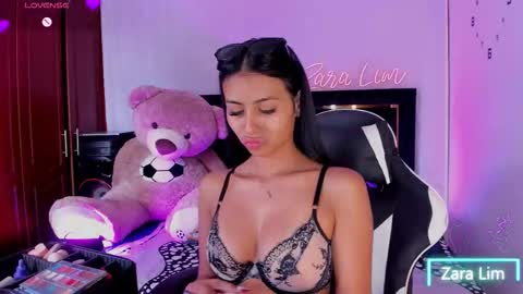 Snapshot of zaralim chatting on September 2025 07:52:01 PM Zara Lim online show from September 2025 07:52:01 PM