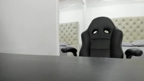 Zarina Waynne online show from November 2025 08:19:02 PM