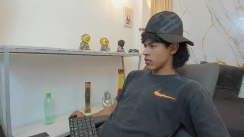 Snapshot of zayn_fox32 chatting on April 2026 07:22:02 PM Zayn online show from April 2026 07:22:02 PM