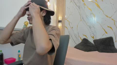 Snapshot of zayn_fox32 chatting on April 2026 07:22:01 PM Zayn online show from April 2026 07:22:01 PM