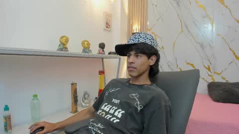 Snapshot of zayn_fox32 chatting on April 2026 07:33:02 PM Zayn online show from April 2026 07:33:02 PM