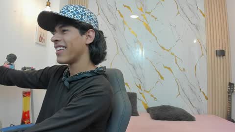 Snapshot of zayn_fox32 chatting on April 2026 07:18:02 PM Zayn online show from April 2026 07:18:02 PM