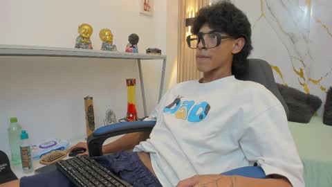 Snapshot of zayn_fox32 chatting on April 2026 07:19:02 PM Zayn online show from April 2026 07:19:02 PM