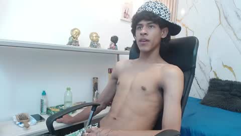 Snapshot of zayn_fox32 chatting on April 2026 07:28:01 PM Zayn online show from April 2026 07:28:01 PM