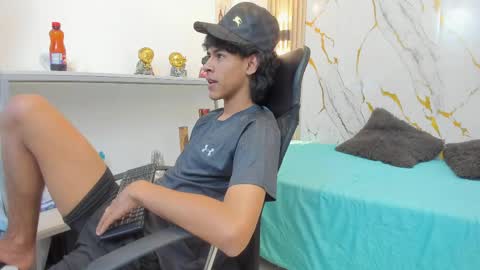 Snapshot of zayn_fox32 chatting on April 2026 07:23:01 PM Zayn online show from April 2026 07:23:01 PM