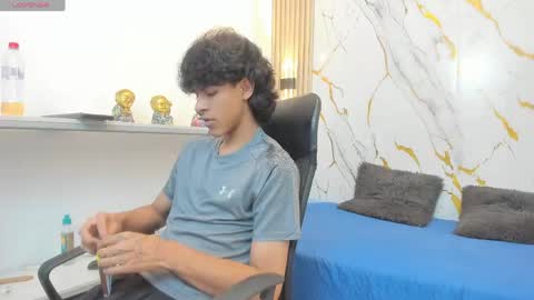 Snapshot of zayn_fox32 chatting on April 2026 07:20:01 PM Zayn online show from April 2026 07:20:01 PM