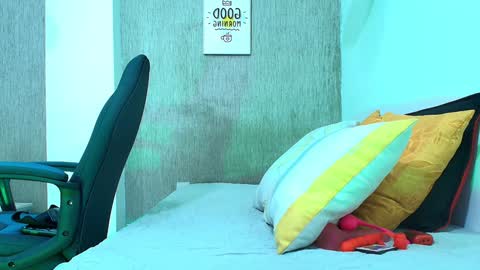 ZHAMIRA  ANDRES online show from January 2025 04:00:01 AM