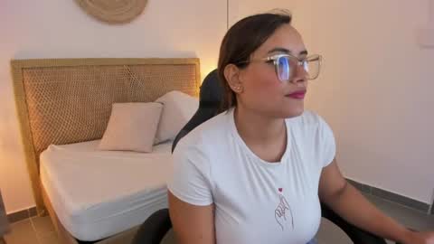 Snapshot of zoe_danae_ chatting on June 2026 04:17:01 PM Zoe online show from June 2026 04:17:01 PM
