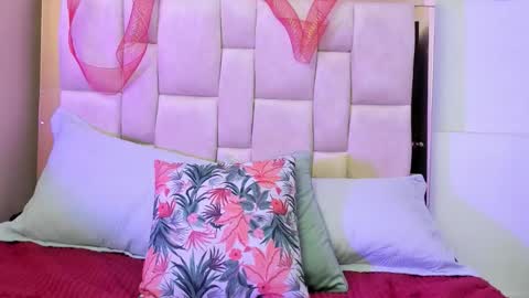 zoe_moreau online show from December 2025 07:22:01 PM