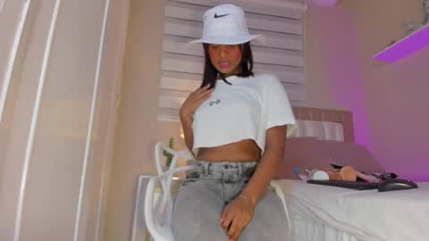 Hi guys i am Zoe  online show from February 2025 11:34:01 AM