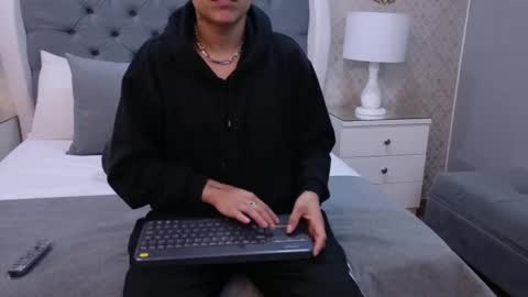 Zoe Krug online show from October 2025 12:49:02 PM