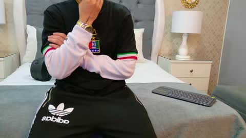 Zoe Krug online show from November 2025 11:21:01 AM