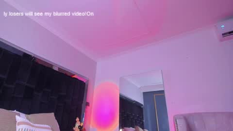 zoevidal_ online show from February 2025 06:09:01 PM