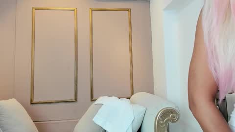 Z O E online show from November 2025 12:42:01 PM