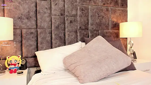 Snapshot of Petit-Rosse chatting on December 2024 03:17:02 AM Petit-Rosse online show from December 2024 03:17:02 AM