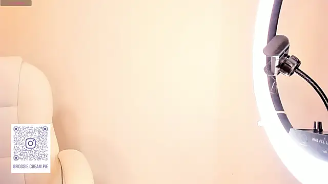 Snapshot of Petit-Rosse chatting on February 2025 02:40:01 AM Petit-Rosse online show from February 2025 02:40:01 AM