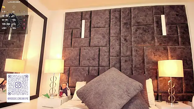 Snapshot of Petit-Rosse chatting on March 2025 05:46:01 AM Petit-Rosse online show from March 2025 05:46:01 AM