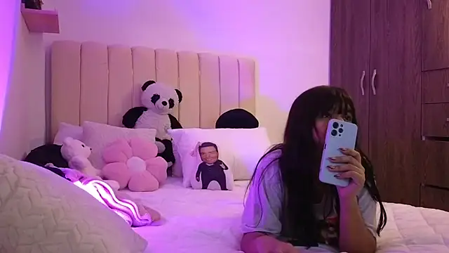 Snapshot of Petit-Rosse chatting on September 2025 04:36:01 AM Petit-Rosse online show from September 2025 04:36:01 AM