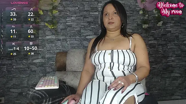 Danna Paolaa  online show from February 2025 02:05:02 AM