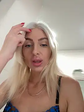 Mia Roxie online show from October 2025 02:44:01 AM