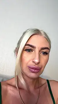 Snapshot of Mia_Roxie chatting on July 2026 04:19:01 AM Mia Roxie online show from July 2026 04:19:01 AM