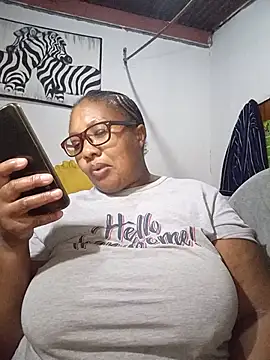 Snapshot of YELLOW_BONE chatting on June 2026 09:05:02 PM YELLOW BONE online show from June 2026 09:05:02 PM