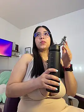 Snapshot of tati_reyess chatting on April 2026 12:25:02 PM tati reyess online show from April 2026 12:25:02 PM