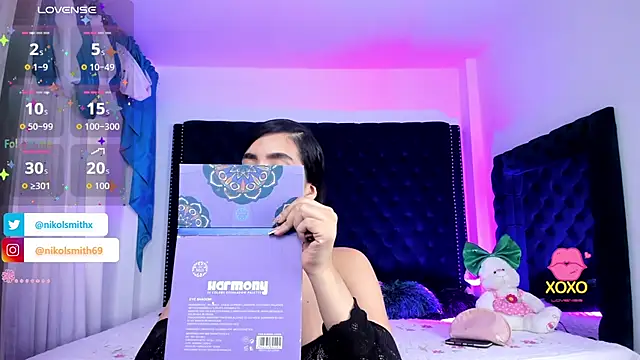 nikolsmithh online show from November 2025 06:41:02 PM