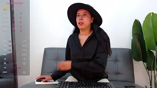 Snapshot of marthina_thompsson chatting on January 2025 12:31:01 PM marthina thompsson online show from January 2025 12:31:01 PM