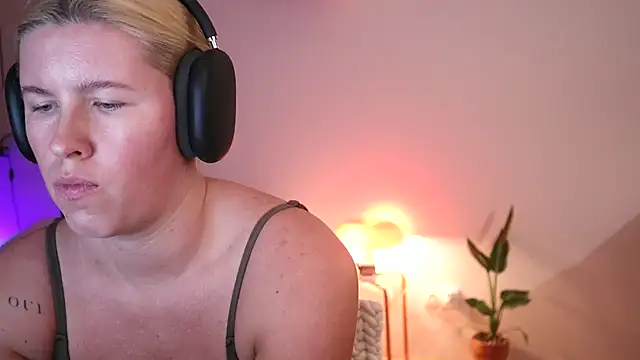 moonamii online show from December 2024 08:51:02 PM